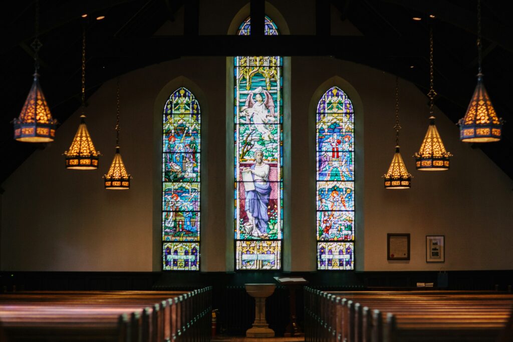 "Interiör av kyrka med ljusinsläpp – fotograf Karl Fredrickson via Unsplash"