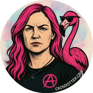 Porträtt av Marlene med rosa hår och flamingon Zinga på axeln. Båda blickar trotsigt framåt. En anarkistsymbol syns på tröjan.